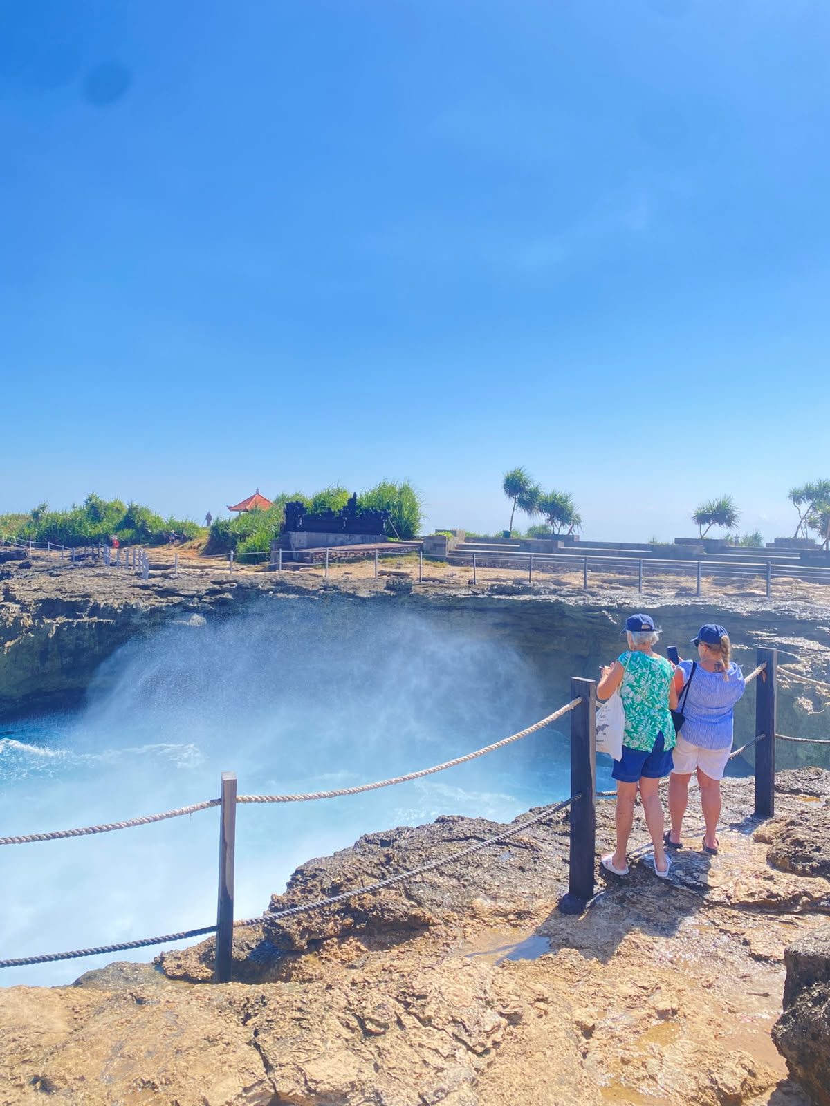 Deburan ombak memukau di Tebing Devil's Tears
